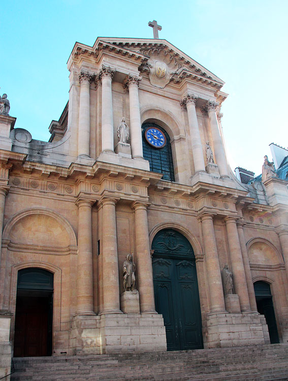 La façade de l'église Saint‑Roch à Paris, deux styles distincts/span>